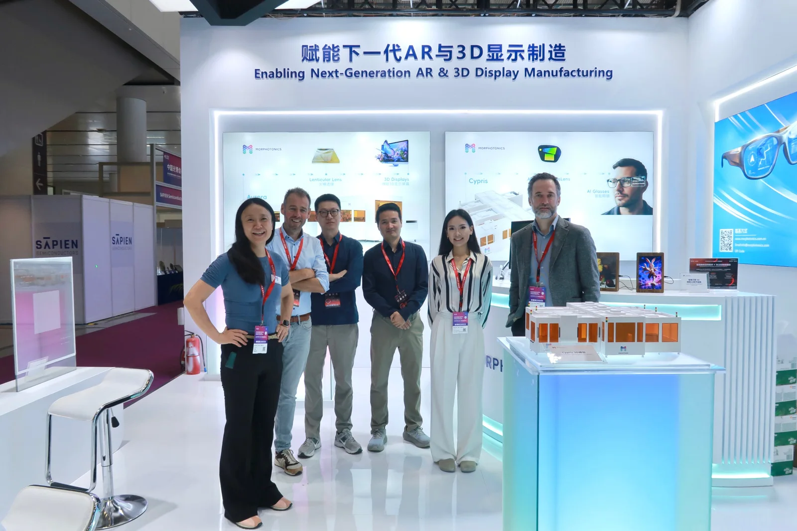 Morphotonics 魔飞光电荷兰与中国团队在 CIOE 2026 展位合影